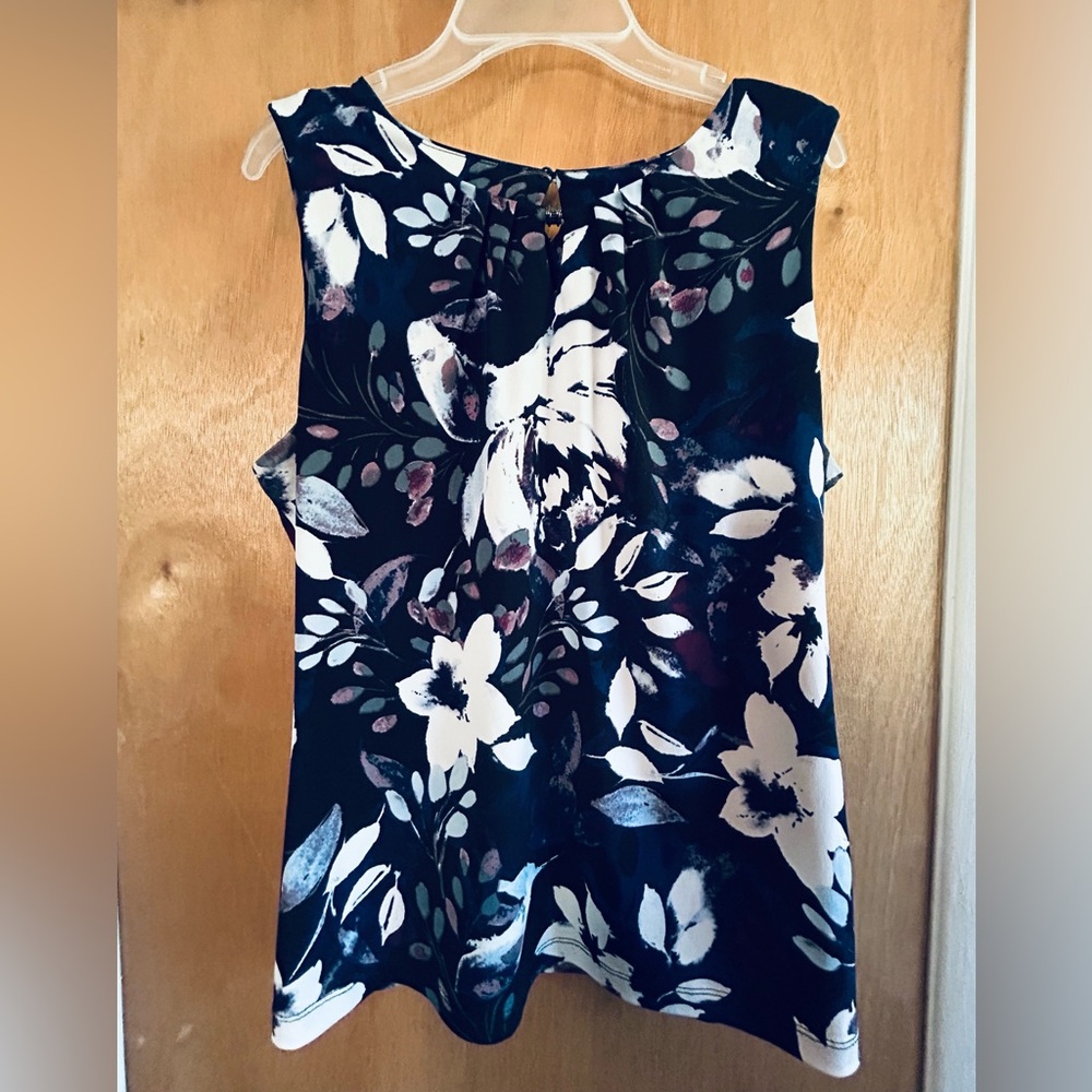 Striking Chic Floral Sleeveless Blouse size petite M